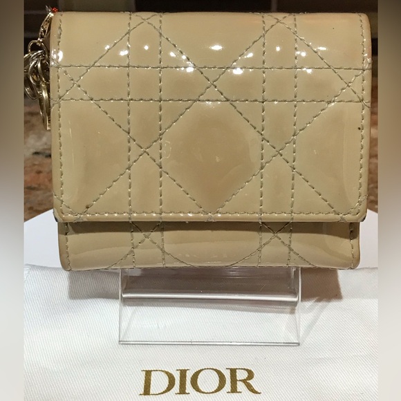 DIOR Cannage Patent Leather Trifold Wallet π€©π₯β€οΈ - Picture 14 of 17